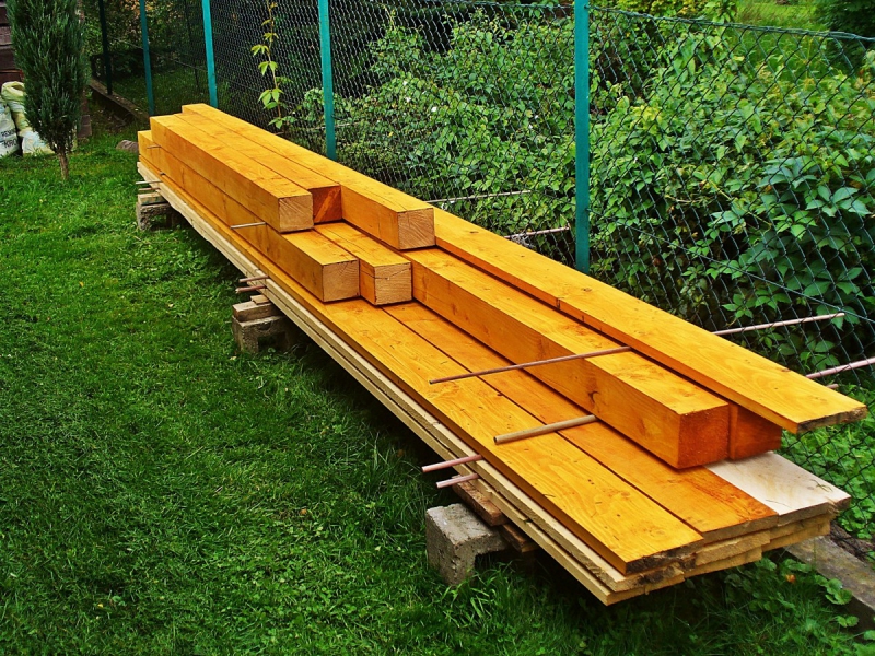 charpentier-VINON SUR VERDON-min_boards_the_rafters_joinery_tree_painting_wood_colored_paint-871508
